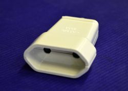 Földeletlen lengő dugalj FAM 2002
Krém 10A-250V